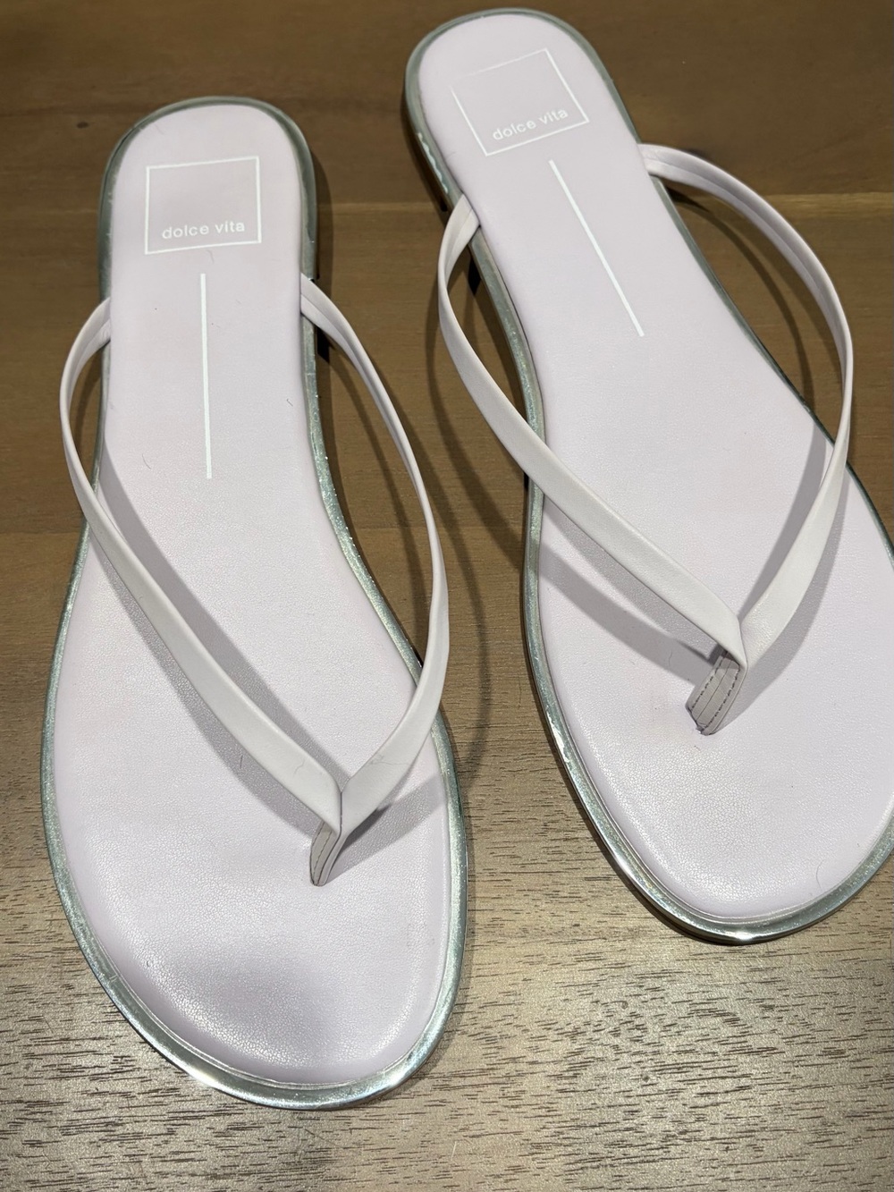 Dolce Vita lavender Flip Flop Sandals with Silver Trim 9 1/2